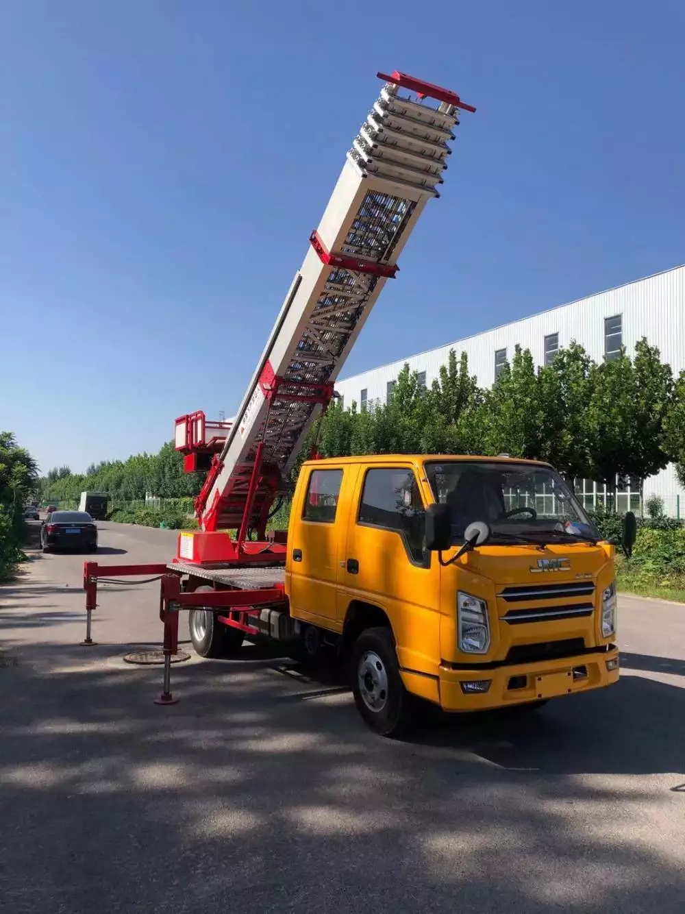 青岛李沧附近的云梯车出租服务：轻松解决高空作业需求