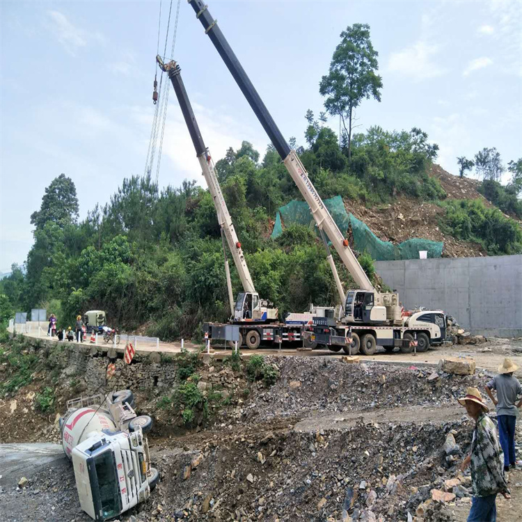 青岛李沧汽车掉沟里叫吊车救援要多少钱